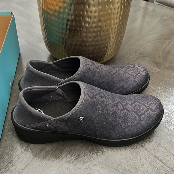 BZees Getaway Slip-On Sneaker (Women) - Picture 5 of 11